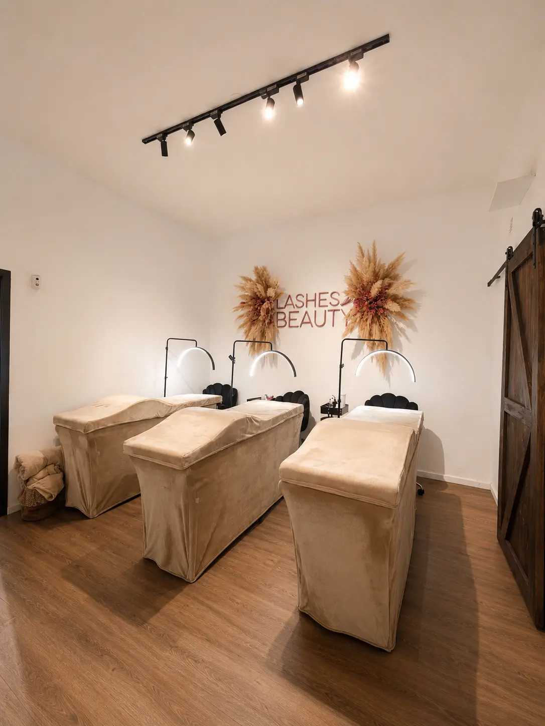 Estudio principal de Lashes Beauty Academy en Villa Ballester con camillas ergonómicas